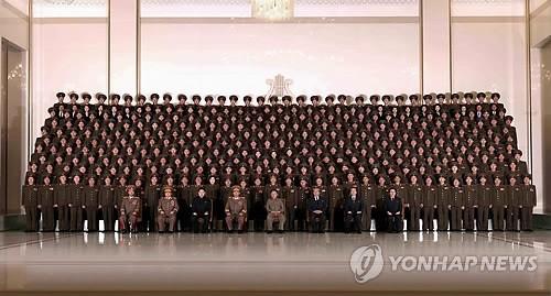 金正日、金正恩与朝鲜官员合影