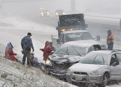 美国东部三州遭暴风雪袭击进入紧急状态(图)