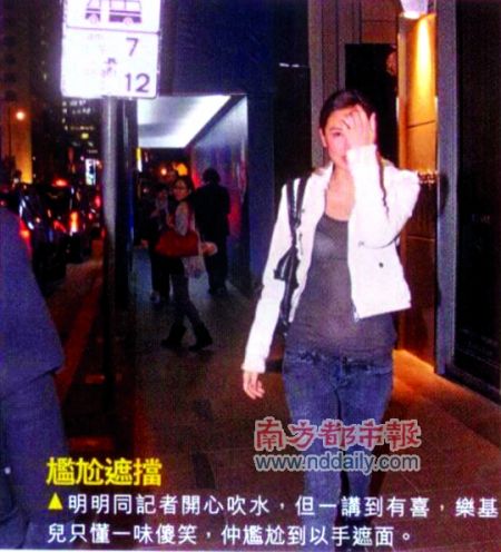 乐基儿小腹微凸被指怀孕 经纪人称不了解情况