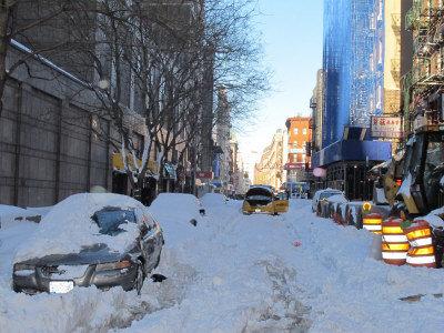 一场大雪瘫痪纽约市区，图为华埠巴士打街近摆也街交口一辆出租车抛锚路中间。(美国《世界日报》/陈芝怡 摄)