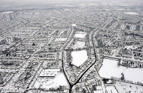 英国各地连日来遭遇狂风暴雪等恶劣天气侵袭。