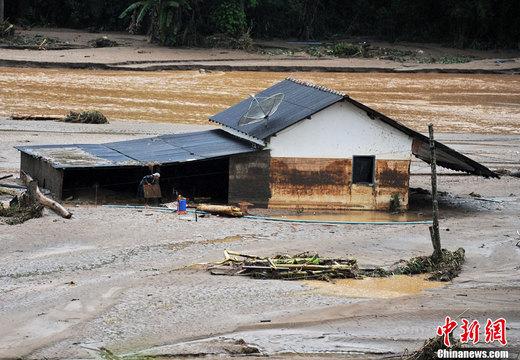 巴西里约山区连日豪雨，已造成444人丧生，巴西民防厅估计，约1万4000人被迫逃离家园避难，死亡人数将继续攀升。