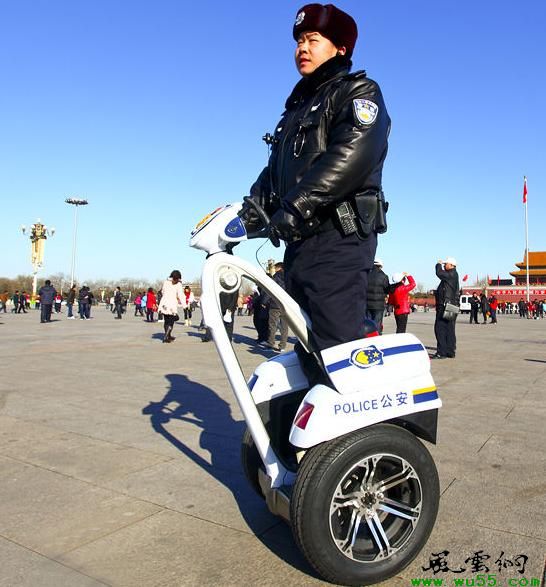 天安门广场警察统一装备“智能单警”的电力驱动单人车确