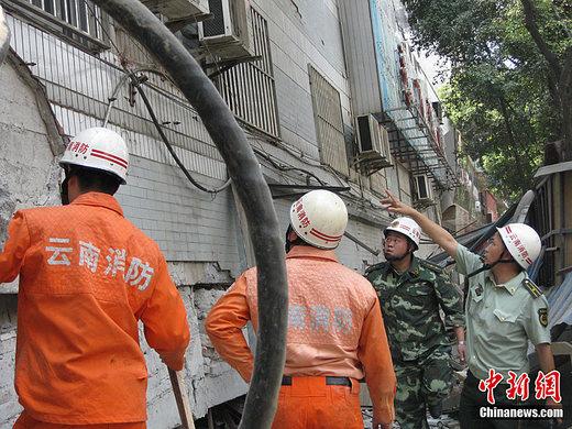 地震造成县城电力、通讯中断，天缘超市、永胜宾馆及多处民房倒塌，城区大部分围墙倒塌。中新社发 德宏电视台 摄