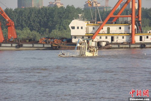 南京万吨海轮碰擦长江大桥后沉没 桥墩基本无恙