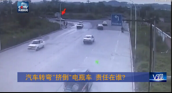 您怎么看？机动车转弯“挤倒”电瓶车