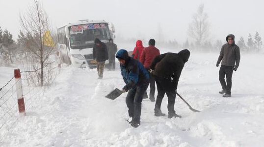 河北张家口341省道遭大雪覆盖