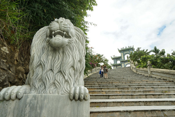 岘港灵应寺：为孤者供奉