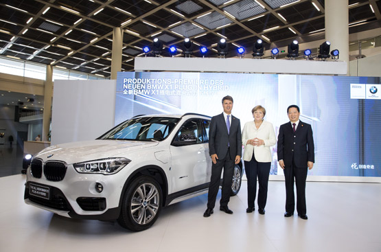 默克尔见证BMW X1插电混动车型下线