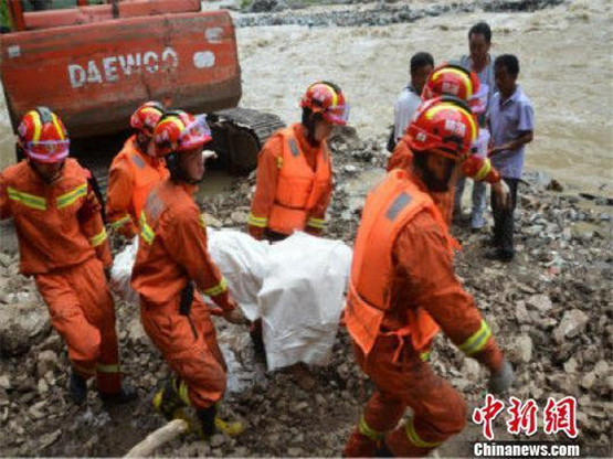 教练车训练时坠河 教练及3学员全遇难