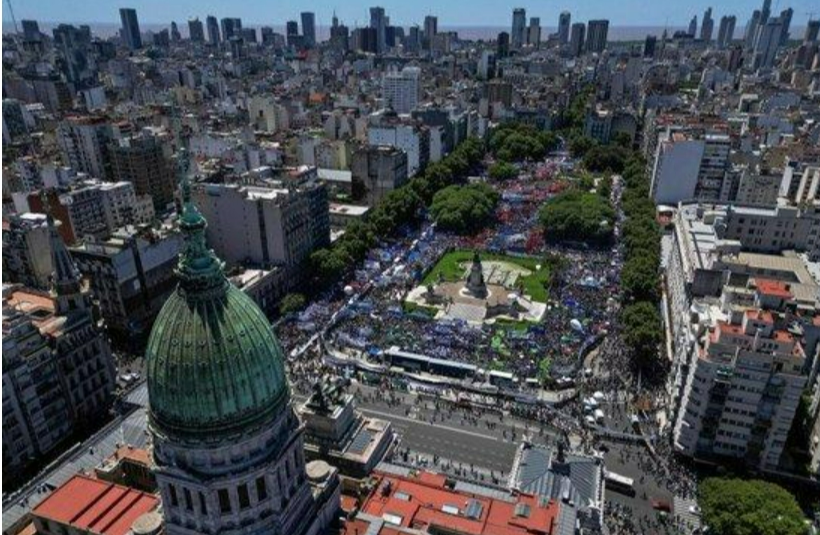 “疯狂”的总统引众人抗议！阿根廷全面瘫痪